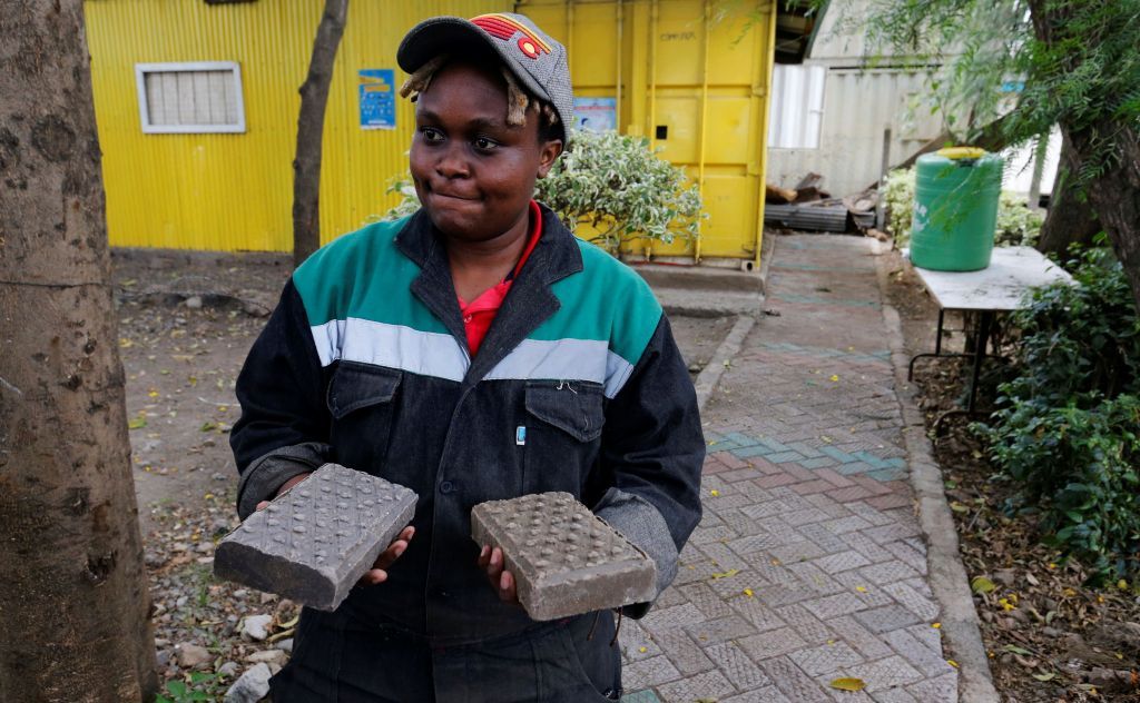 Κένυα: Νέα τεχνολογία μετατρέπει πλαστικά σκουπίδια σε τούβλα