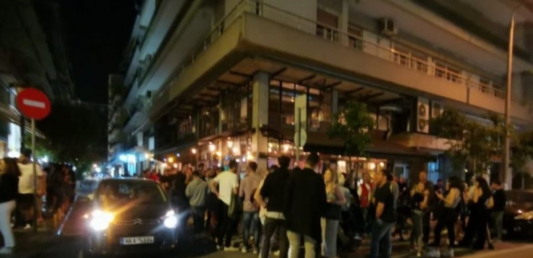 Θεσσαλονίκη: Απίστευτες εικόνες συνωστισμού έξω από παραλιακά καφέ-μπαρ