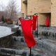 «Τα κόκκινα φορέματα»: Tο πρωτότυπο καλλιτεχνικό πρότζεκτ που τιμά τις δολοφονημένες γυναίκες